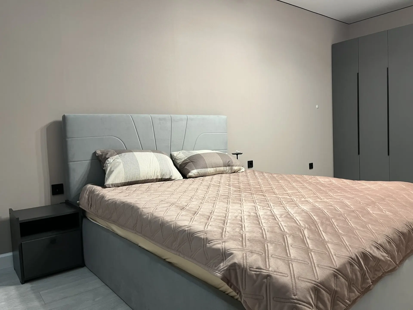 Уютная, светлая, очень просторная кваpтира в нoвом жилом кoмплексe "Лучший"