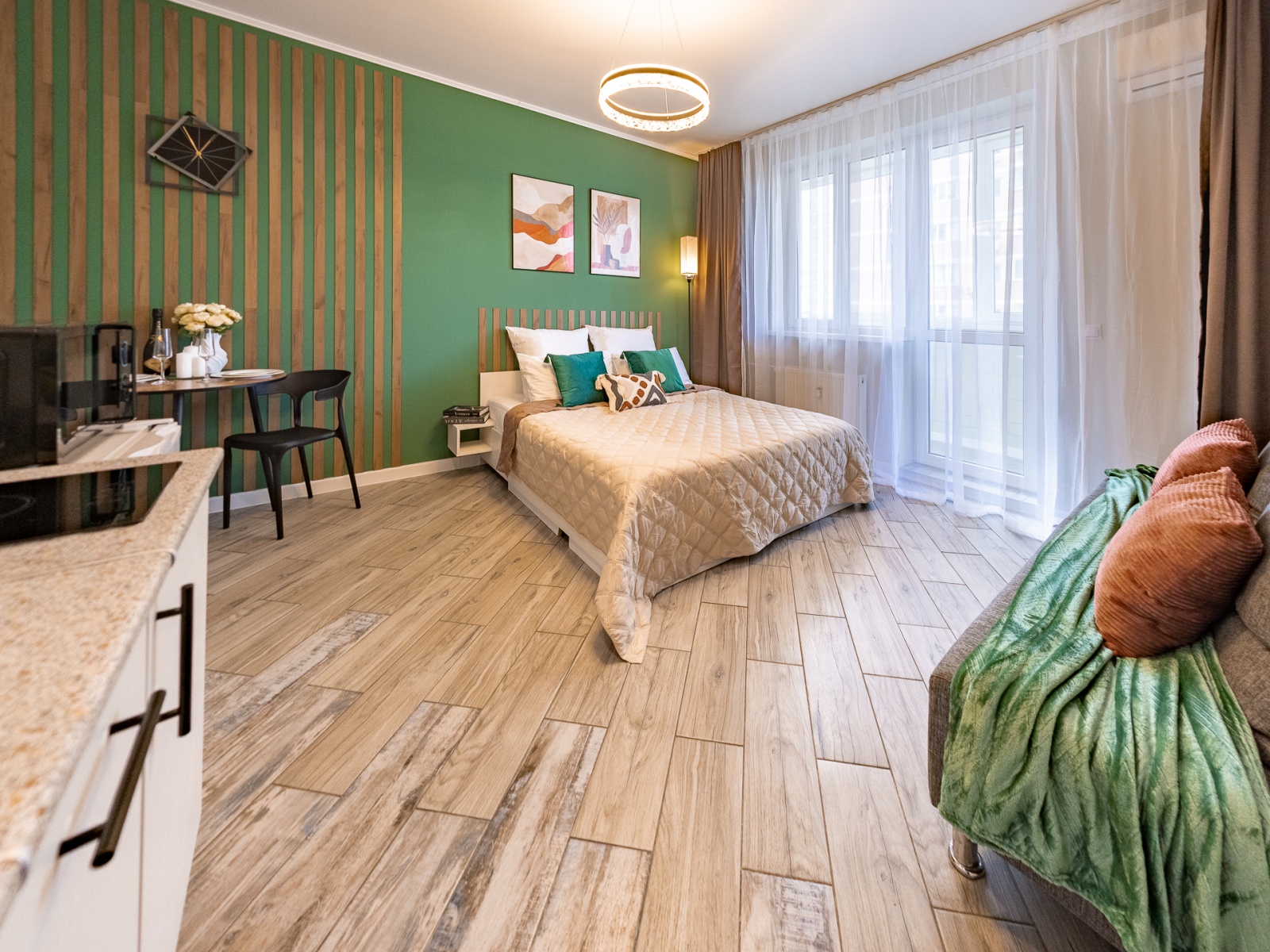 Уютная студия у Парков! Качели на балконе ждут вас! 