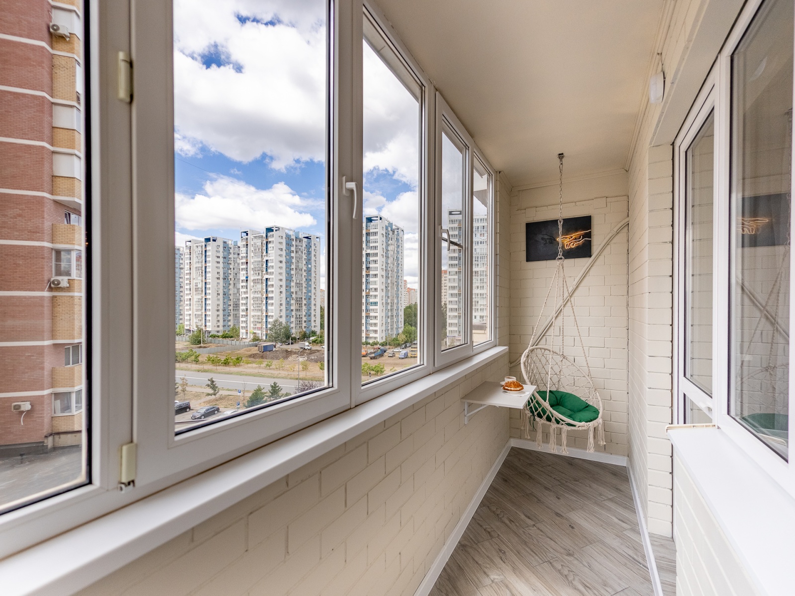 Уютная студия у Парков! Качели на балконе ждут вас! 