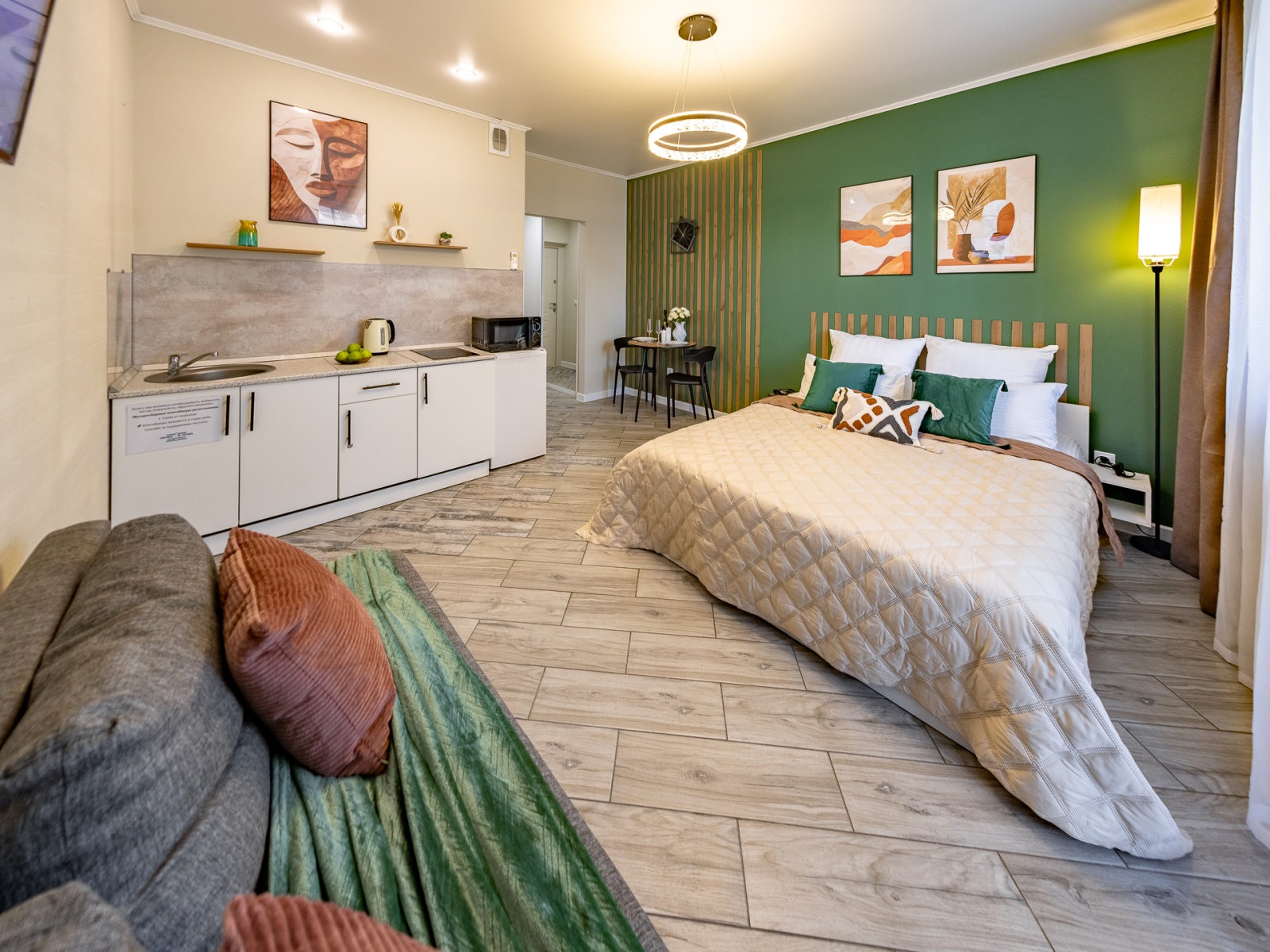 Уютная студия у Парков! Качели на балконе ждут вас! 